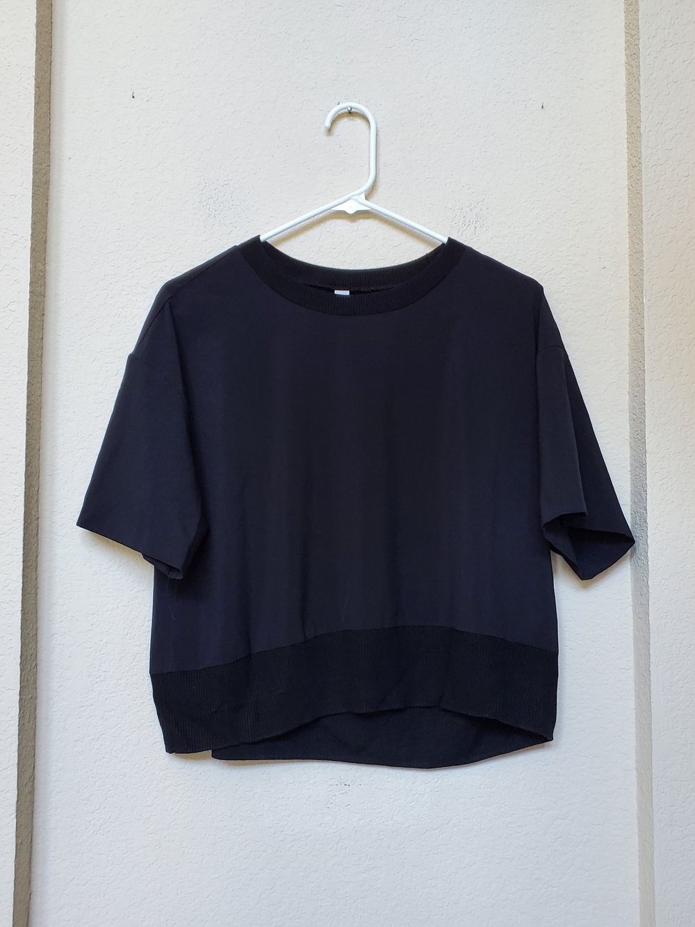 Athleta Black Short Sleeve Crewneck Top. Size Small